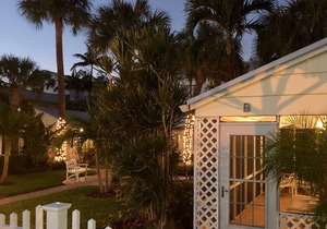 Romantic getaway! Historic cottage 2 blocks to beach