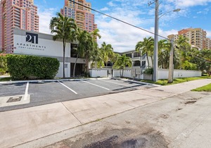 Sextant | The Palm | 1 Block to Beach | Heated Pool | Studio