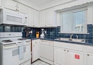 Shoreline Towers 1116 - Spacious Three Bedroom Unit with great views!