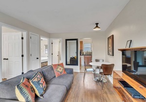 Sleep 6 Near Downtown Nashville!