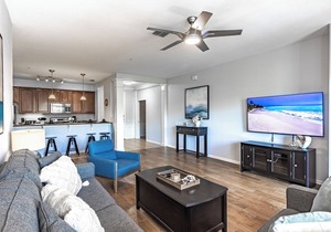 ★SPACIOUS 4BD/2BA★CONVENTION CENTER/UNIVERSAL EPIC UNIVERSE WALKING DISTANCE