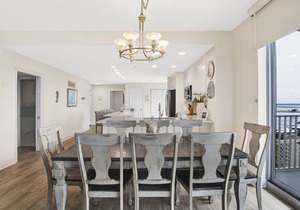 Spacious Gulf-front condo w. direct beach access, great pool