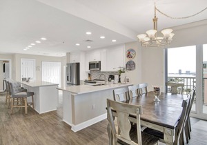 Spacious Gulf-front condo w. direct beach access, great pool