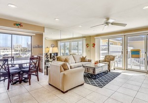 SPC 2136 - Upstairs 2 BR - Beachside - Sleeps 6 by RedAwning