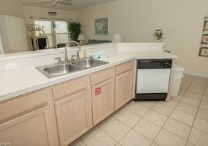 SPC 9226 - Upstairs 1 BR - sleeps 6 by RedAwning