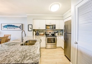 Steps To The Beach & Gorgeous Gulf Views - Destin 3BR/2BA Condo Sleeps 8
