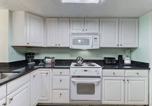 Steps to the Ocean! 2 bed/2 bath, 2118 Beachwood