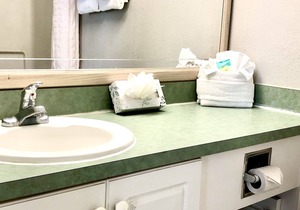 Studio condo with views of Volcano Bay. Great Location. Pool and Hot tub