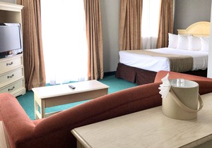 Studio condo with views of Volcano Bay. Great Location. Pool and Hot tub