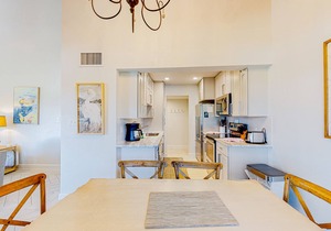 Stylish getaway with shared pool, central AC, washer/dryer - snowbirds welcome