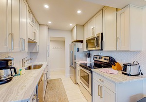 Stylish getaway with shared pool, central AC, washer/dryer - snowbirds welcome
