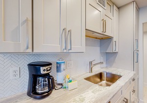 Stylish getaway with shared pool, central AC, washer/dryer - snowbirds welcome