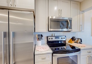 Stylish getaway with shared pool, central AC, washer/dryer - snowbirds welcome