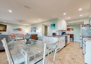 Sunny condo with lake views, outdoor pool, fast WiFi, tennis & central AC