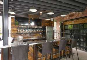 TB309 ~ Unique Flat w/Elevator ~ 1865 Club/Bar On Site ~ Pool ~ 2 Miles to Broadway ~ Free Parking