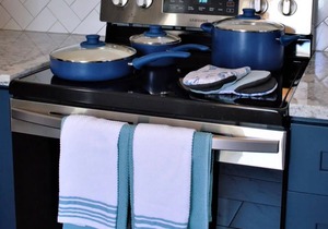 The Blue Bungalow by Crescent Lake Walk 2 Downtown K&Q Hot Tub Private Courtyard