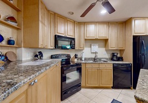 Top-floor Condo with on-site pool, hot tub, grills, gym, & private balcony