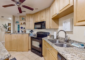 Top-floor Condo with on-site pool, hot tub, grills, gym, & private balcony