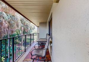 Top-floor Condo with on-site pool, hot tub, grills, gym, & private balcony