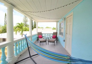 Top SkyBlue Cottage Near Downtown and Beach