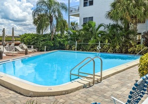 Townhouse Steps from the Beach with Screened Balcony, WiFi, AC & Shared Pools