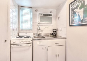 Tropic Terrace Suite #3 - Beachfront Resort