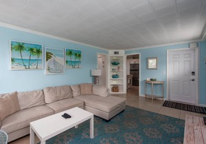 Tropic Terrace Suite #40 - Beachfront Resort