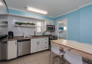 Tropic Terrace Suite #40 - Beachfront Resort