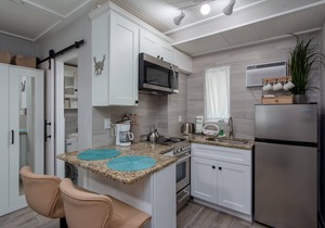 Tropic Terrace Suite #9 - Beachfront Resort