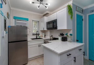 Tropic Terrace Suite #10 - Beachfront Resort