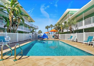 Tropic Terrace Suite #10 - Beachfront Resort
