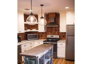 Updated Beach Cottage. Easy Drive to the Beach! Close to Dining!