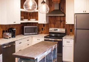 Updated Beach Cottage. Easy Drive to the Beach! Close to Dining!