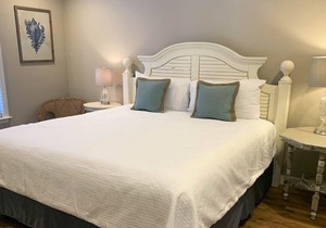 Updated Beach Cottage. Easy Drive to the Beach! Close to Dining!