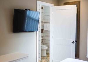 Updated Beach Cottage. Easy Drive to the Beach! Close to Dining!