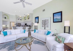 Waterfront house with mesmerizing views, heated pool and walk to beach