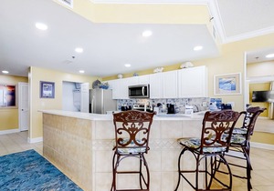 Wonderful Condo on 12th Floor of Luxurious Resort w/Shared Hot Tub & Pool, AC