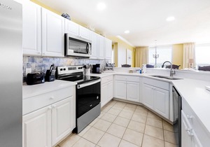 Wonderful Condo on 12th Floor of Luxurious Resort w/Shared Hot Tub & Pool, AC