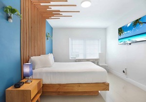 Your Fun Packed Miami Beach Vacation! Picnic Area, Short Walk to Ocean Drive!