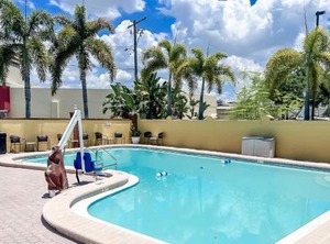 Quality Inn Airport Cruise Port | Golfview