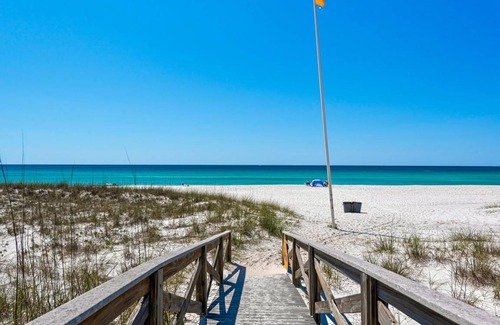 Holiday Isle Condo | 109 m² Condo ∙ 2 bedrooms ∙ 6 guests