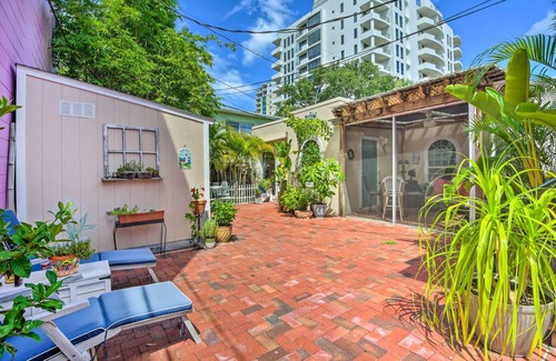 Central Sarasota Cottage | 121 m² Cabin ∙ 2 bedrooms ∙ 4 guests