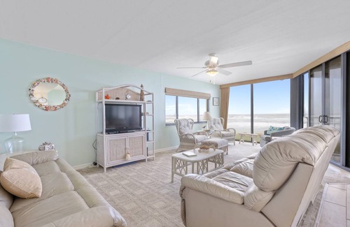 Bethune Beach Condo | 131 m² Condo ∙ 3 bedrooms ∙ 8 guests