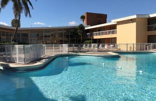 Sunny Isles Beach Hotel | 19 m² Hotel ∙ 4 guests