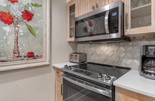 Baytowne Wharf Condo | 1BR Condo at Baytowne Wharf! GOLF CART to Beach, Tropical Pool, Hot Tub, Tram