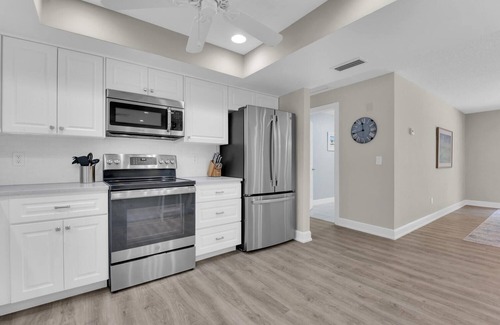 Old Naples House | 1st Ave Beach House - Olde Naples, Steps to White Sand Beach!