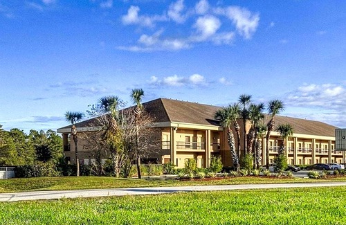 North Weeki Wachee Hotel | 2-Star Hotel ∙ Quality Inn - Weeki Wachee