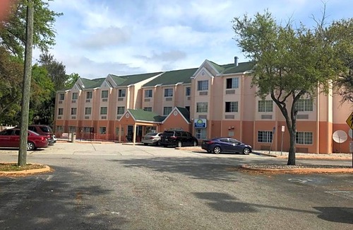 Pinecrest West Park Hotel | 2-Star Hotel ∙ Days Inn & Suites by Wyndham Tampa/Raymond James Stadium