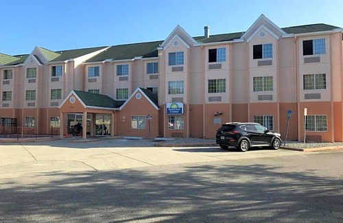 Pinecrest West Park Hotel | 2-Star Hotel ∙ Days Inn & Suites by Wyndham Tampa/Raymond James Stadium