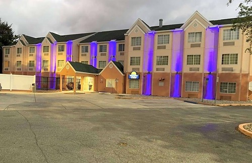 Pinecrest West Park Hotel | 2-Star Hotel ∙ Days Inn & Suites by Wyndham Tampa/Raymond James Stadium